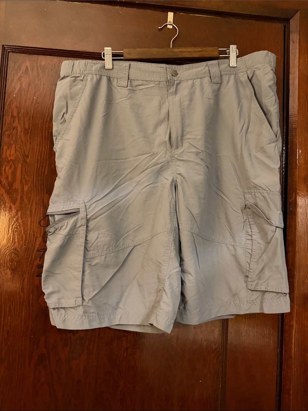 Men's Light Gray Cargo Shorts with Multi-Pocket Utility Design